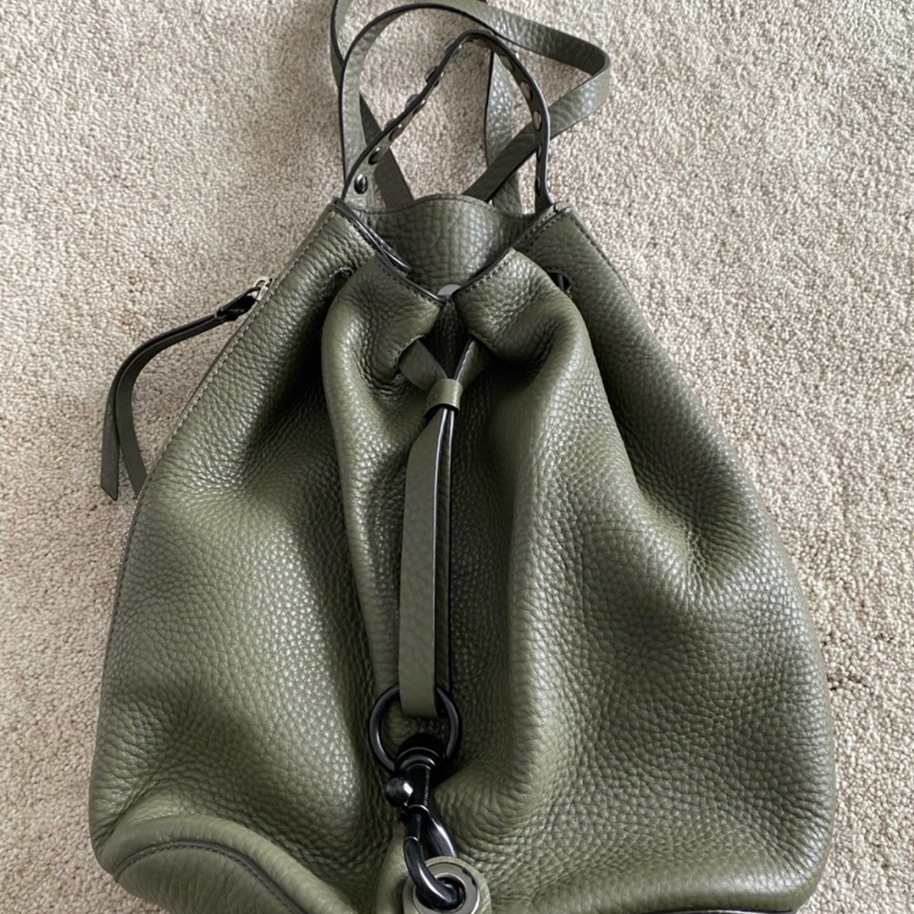 Olive green book bag purse. Barley used. Great condition!!!!